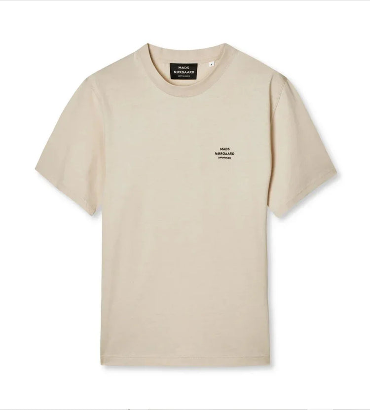 Beige herr t-shirt med kort ärm och diskret tryck på bröstet, klassisk stil