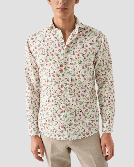 Herrskjorta i linne med färgglatt somrigt mönster, långa ärmar, beige byxor.