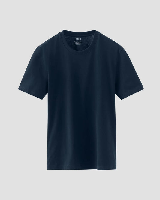 Marinblå herr t-shirt med rund hals och kort ärm mot ljus bakgrund
