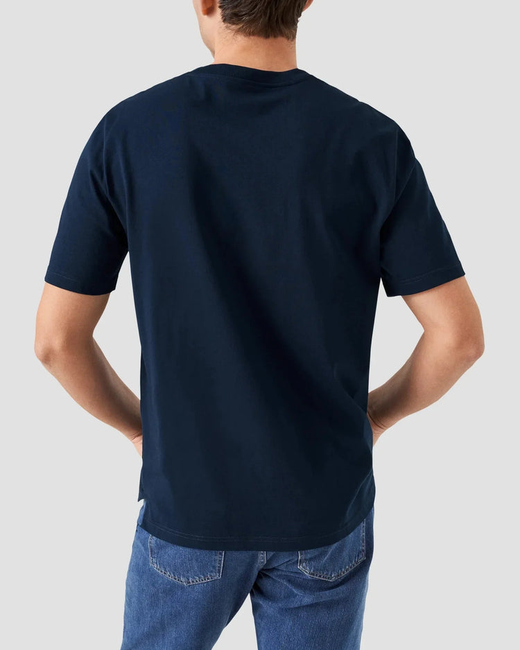 Marinblå rundhalsad t-shirt med kort ärm, herr, sett bakifrån mot ljus bakgrund.