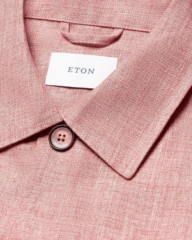Pink linen herr overshirt med krage och knapp, närbild på tyg och detalj