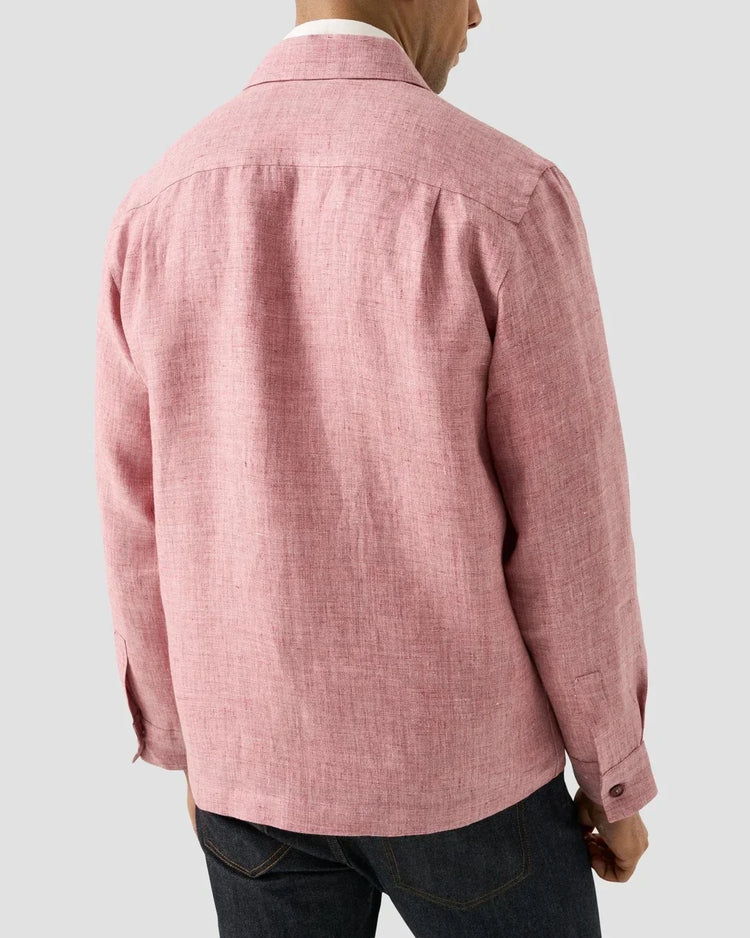 Baksida av rosa linneskjorta för herr, långärmad, stylad med mörka jeans.