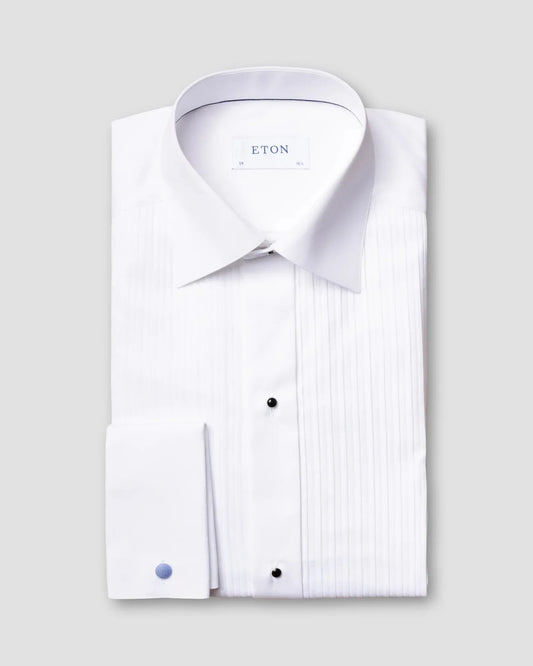Plisserad vit smoking-skjorta med svarta knappar, slim fit, för herr och fest.