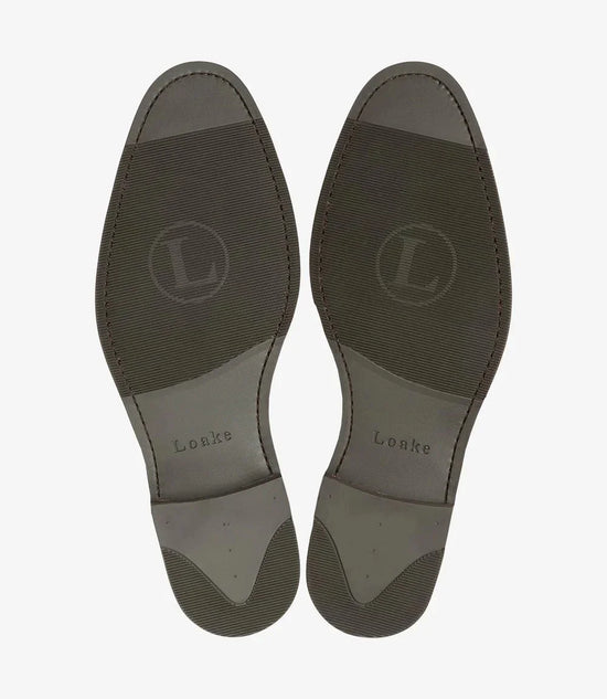 Bruna herrskosulor i läder med Loake-logotyp, klassisk design mot vit bakgrund.