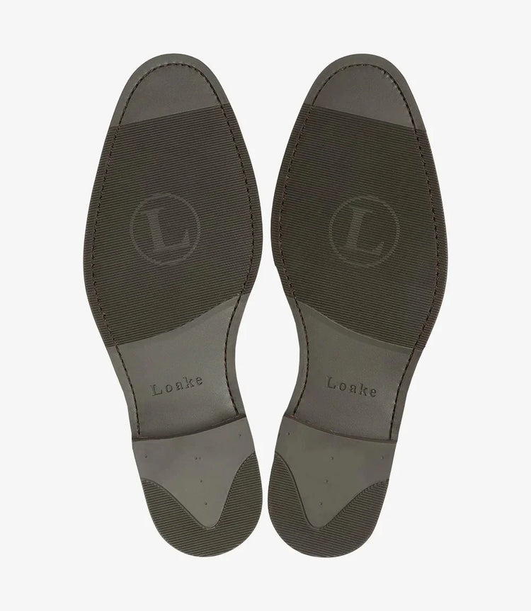 Bruna herrskosulor i läder med Loake-logotyp, klassisk design mot vit bakgrund.