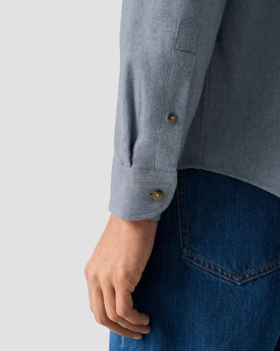 Solid flanellskjorta herr skjorta i ljusblått tyg med manschett, nära jeansficka