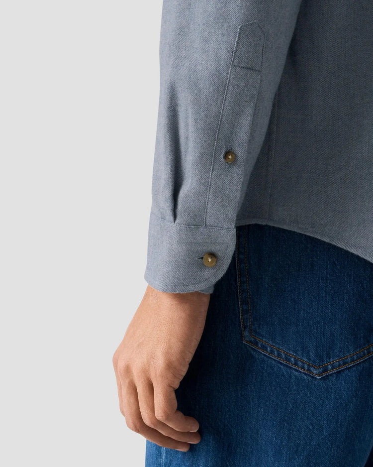 Solid flanellskjorta herr skjorta i ljusblått tyg med manschett, nära jeansficka