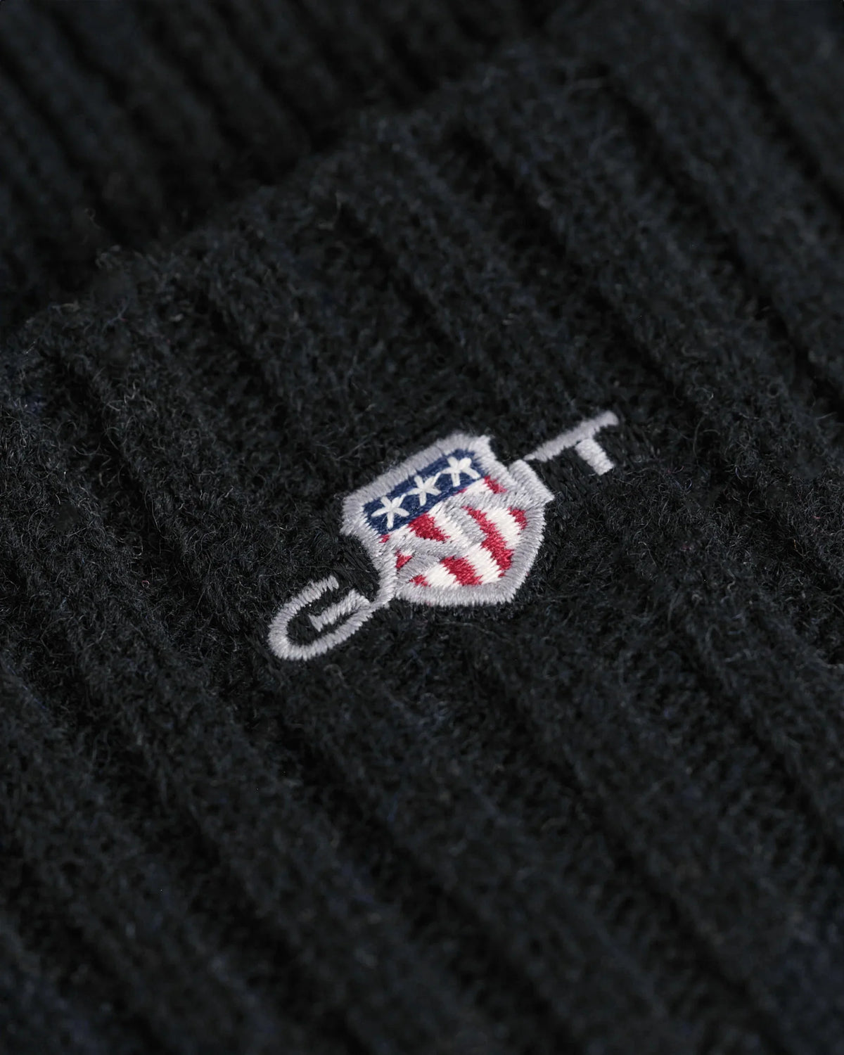 GANT herr mössa i svart ribbstickad ull med broderad logotypdetalj