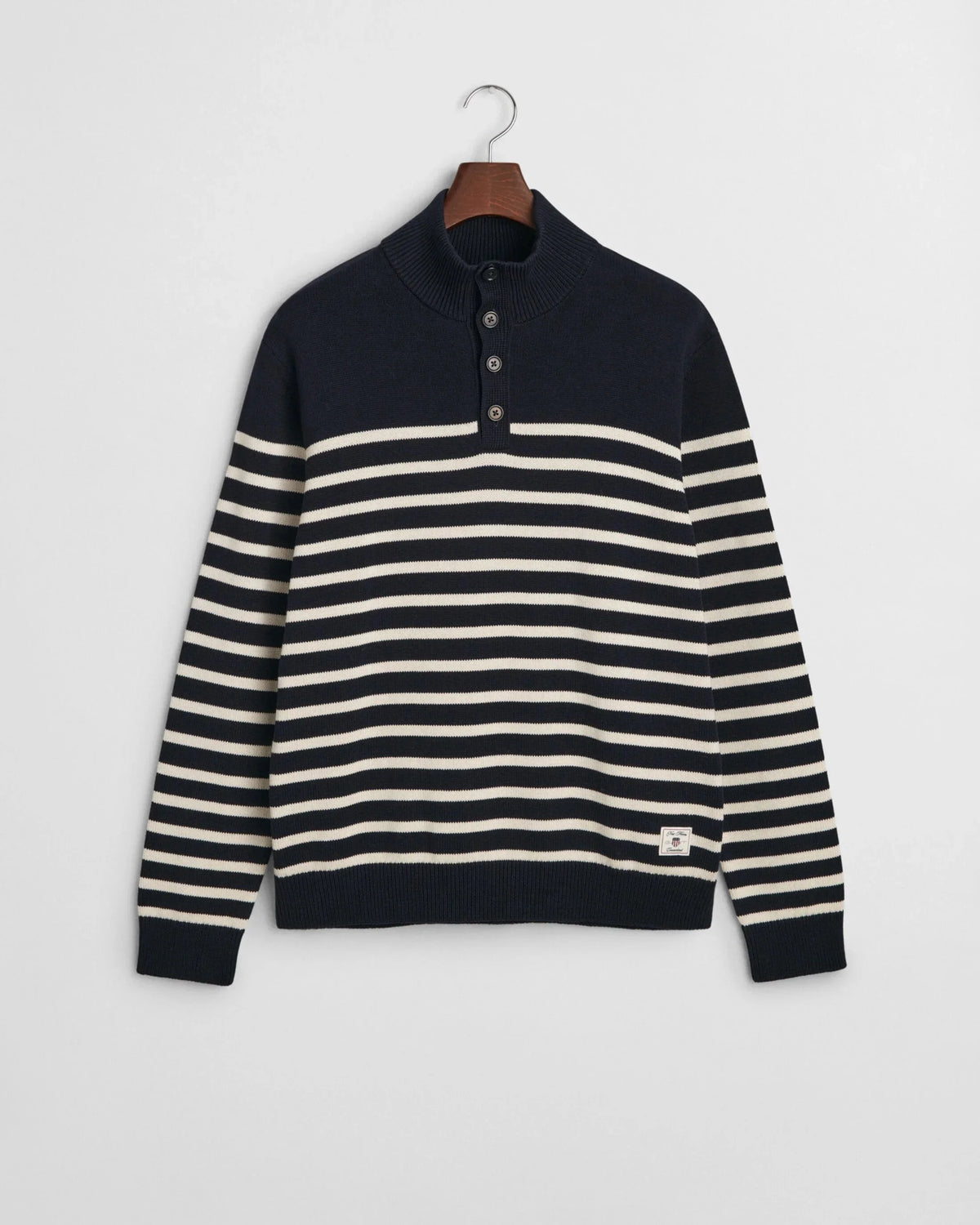 Marinblå herrtröja med vita ränder, hög krage och knappslå, stilren design.