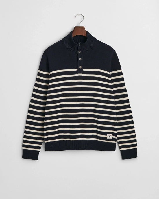 Marinblå herrtröja med vita ränder, hög krage och knappslå, stilren design.