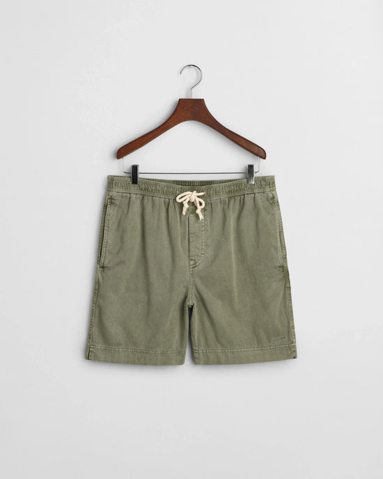 Olivgröna herrshorts med dragsko och sidfickor på galge mot vit bakgrund.