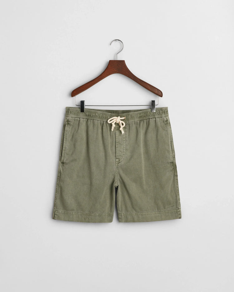 Olivgröna herrshorts med dragsko och sidfickor på galge mot vit bakgrund.