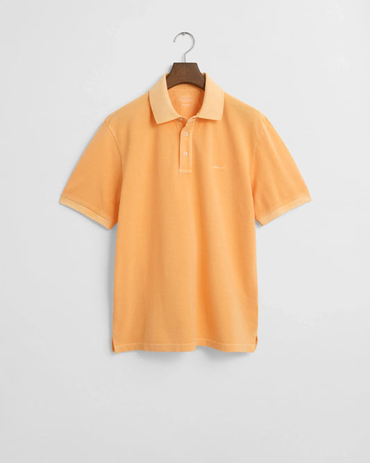 Kortärmad orange pikétröja för herr med klassisk krage, hängande mot vit bakgrund.