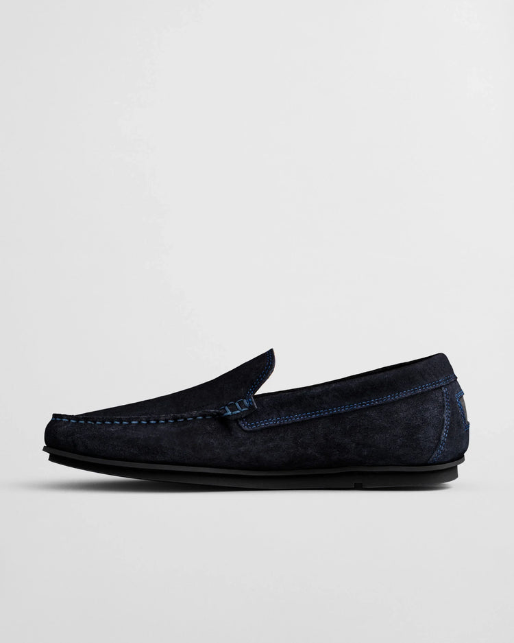 Marinblå mocka loafer för herr, klassisk design, kontrastsömmar, mot vit bakgrund