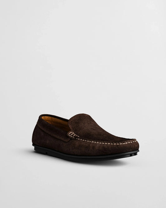 Herrloafer i mörkbrun mocka med sömdetaljer, klassisk och elegant sko