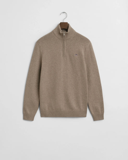 Beige herrtröja i ull med halv dragkedja och ståkrage, klassisk stickad design.