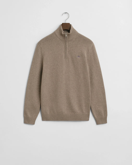 Beige herrtröja i ull med halv dragkedja och ståkrage, klassisk stickad design.