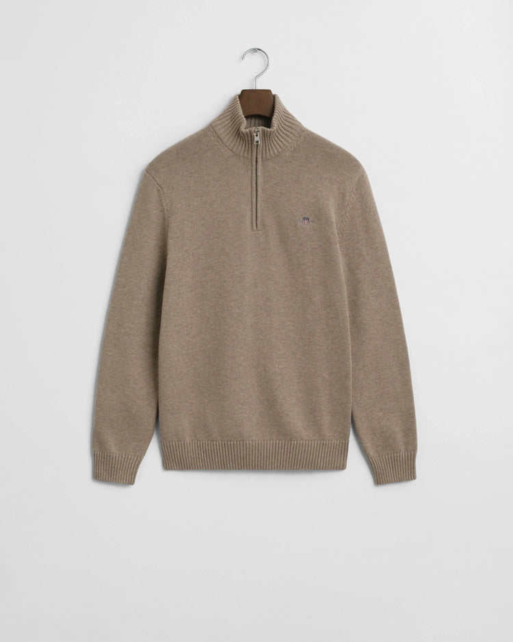 Beige herrtröja i ull med halv dragkedja och ståkrage, klassisk stickad design.