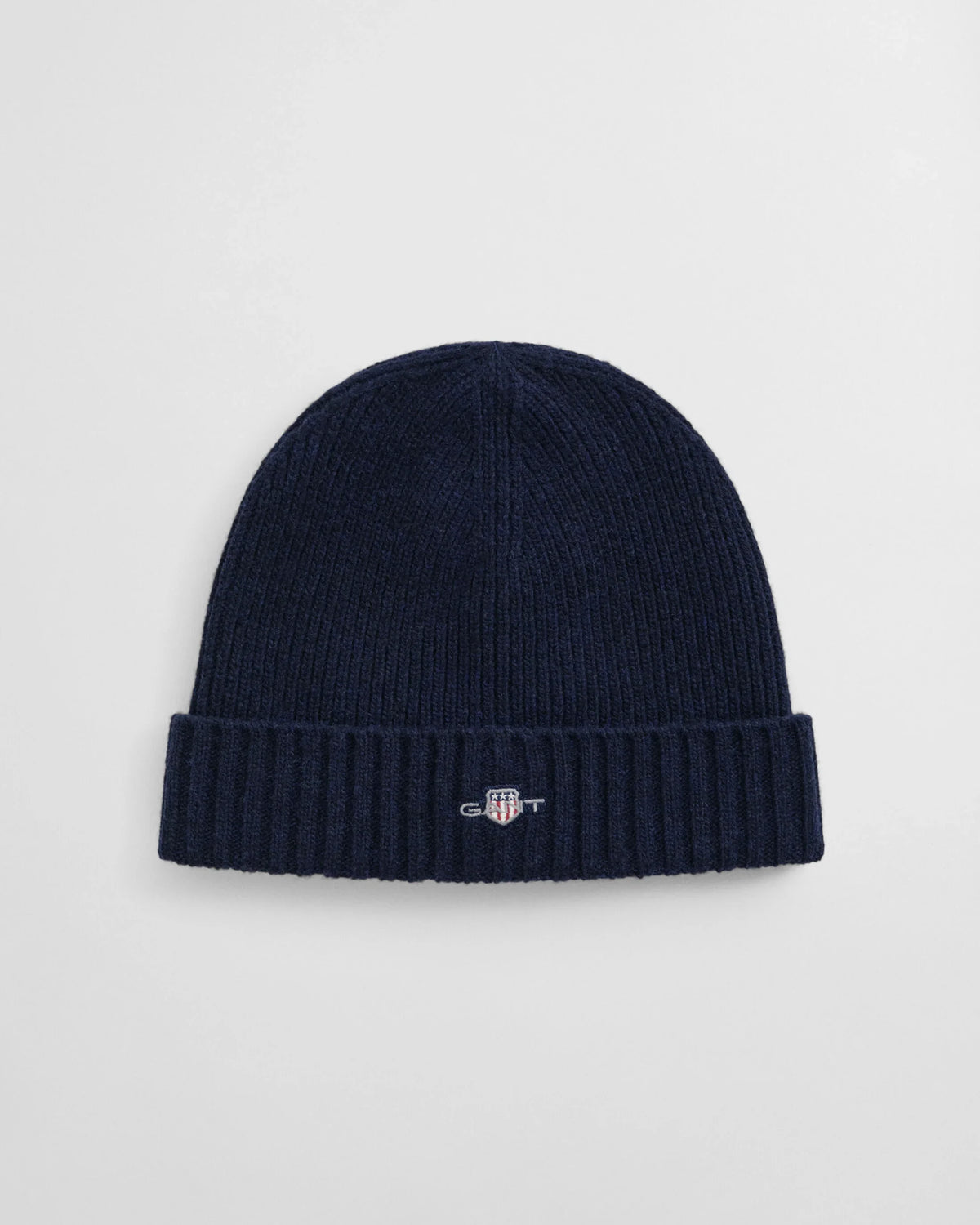 Mörkblå herr mössa med broderad logotyp framtill, ribbstickad design
