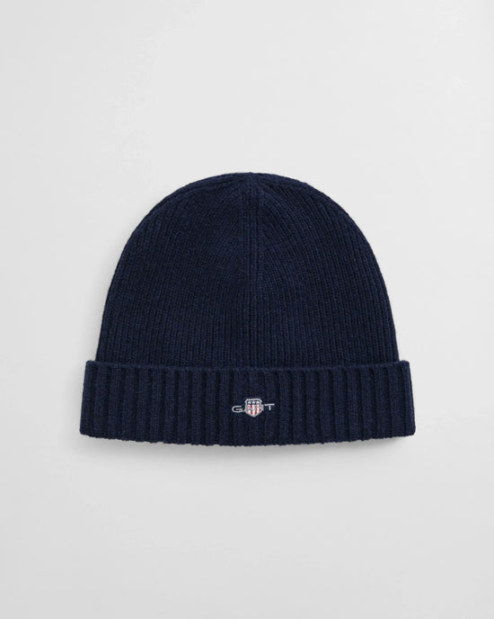 Mörkblå herr mössa med broderad logotyp framtill, ribbstickad design