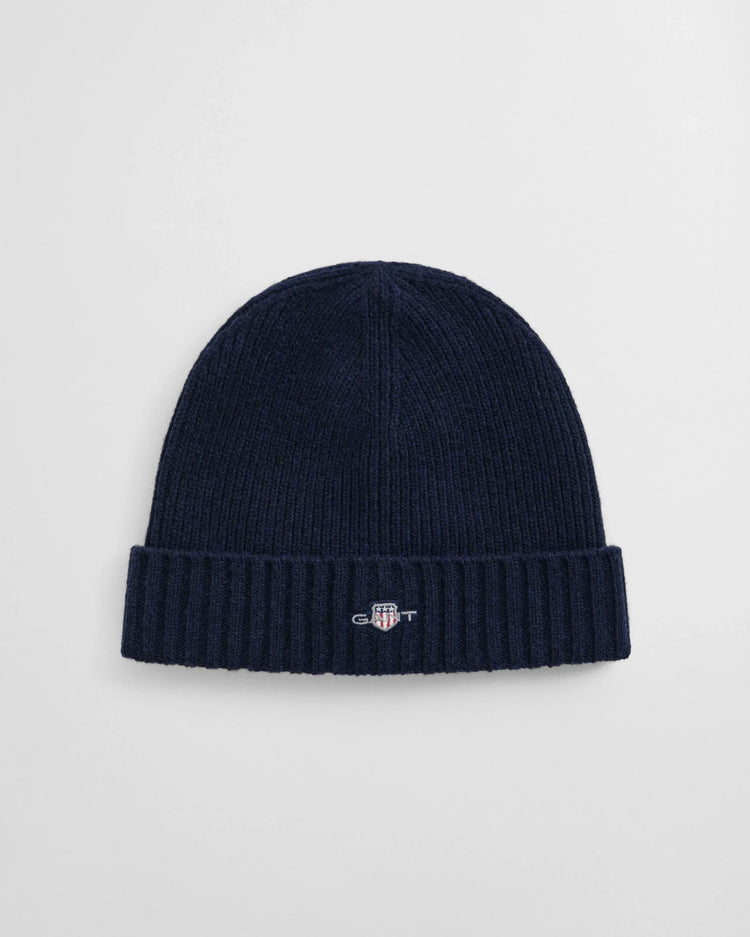 Mörkblå herr mössa med broderad logotyp framtill, ribbstickad design