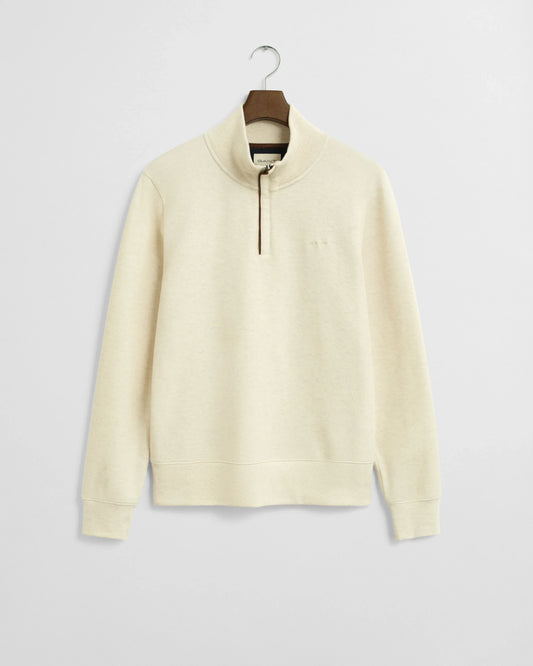 GANT herr tröja i beige med halv dragkedja och ståkrage hängande på galge