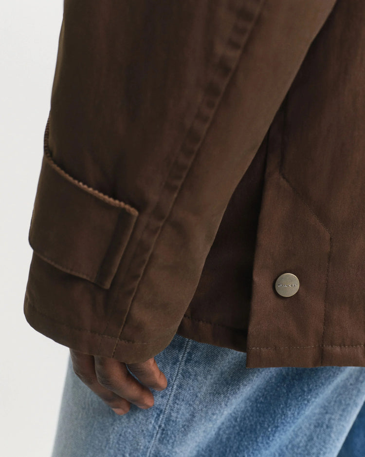 Brun herr jacka med knappdetalj och ficka, bärs med ljusblå jeans