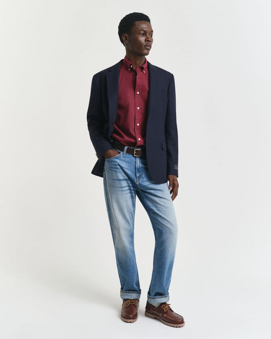 Man i marinblå kavaj, vinröd skjorta och ljusa jeans, herrmode, klassisk stil.
