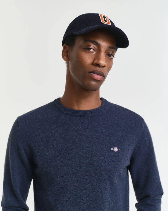 GANT herr tröja och marinblå keps, klassisk stil, modell i studio