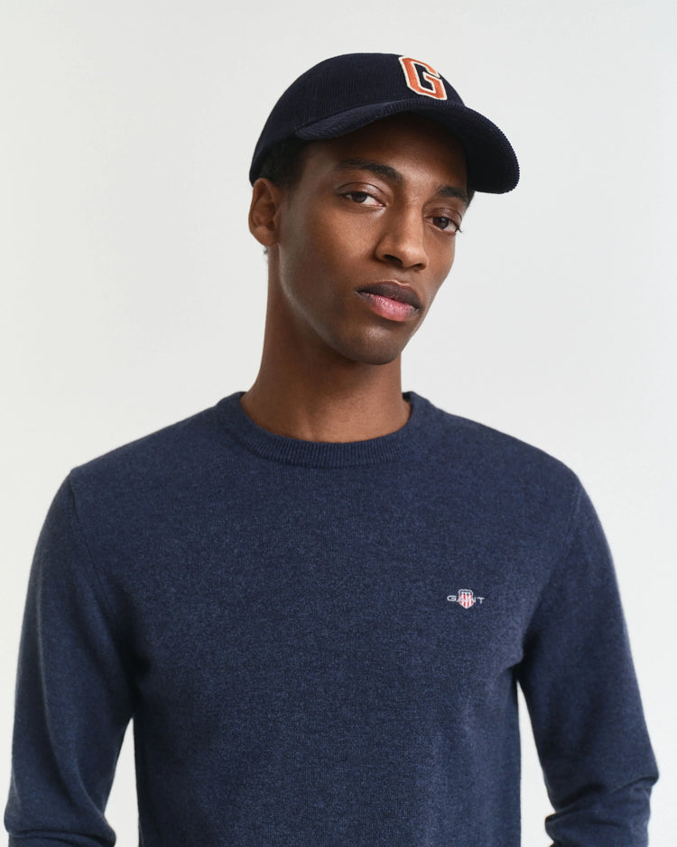 GANT herr tröja och marinblå keps, klassisk stil, modell i studio