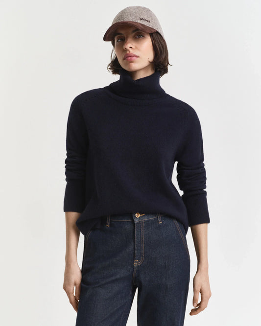 Yarnz beige keps, mörkblå polotröja, mörkblå jeans
