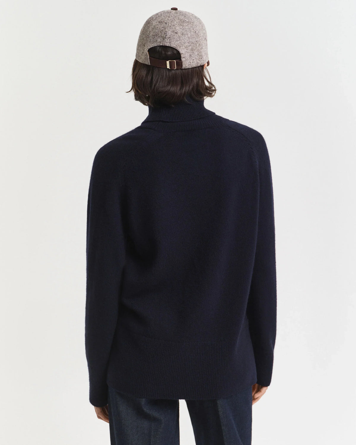 Marinblå polotröja herr, beige ullkeps, raka jeans