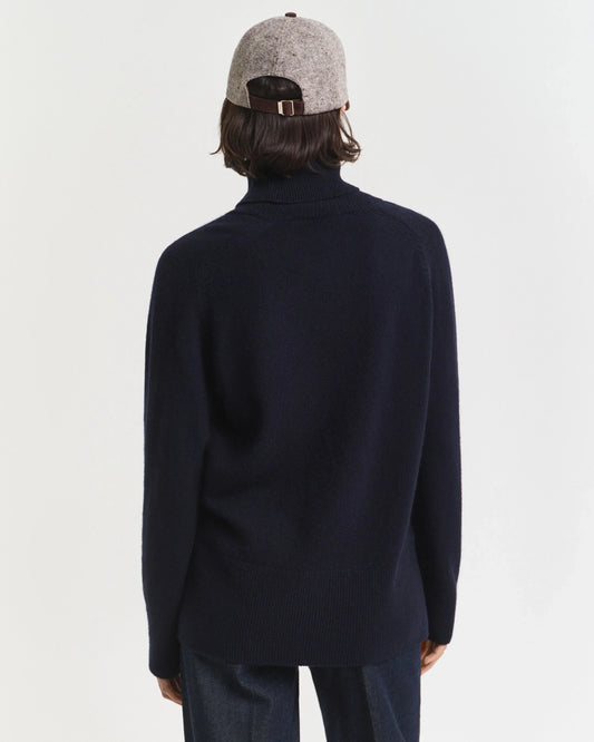 Marinblå polotröja herr, beige ullkeps, raka jeans