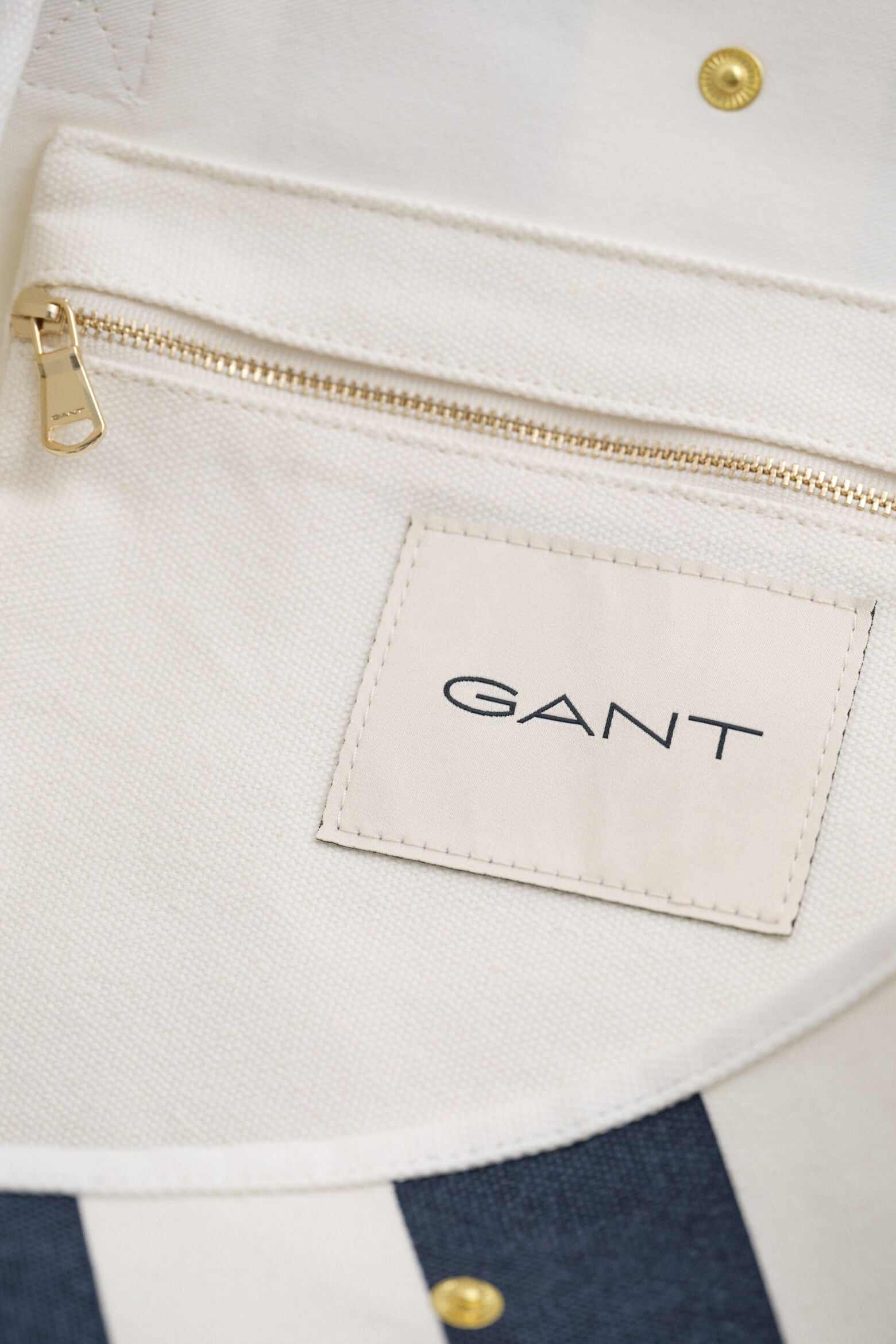 Gant beige canvasväska med innerficka och guldfärgad dragkedja