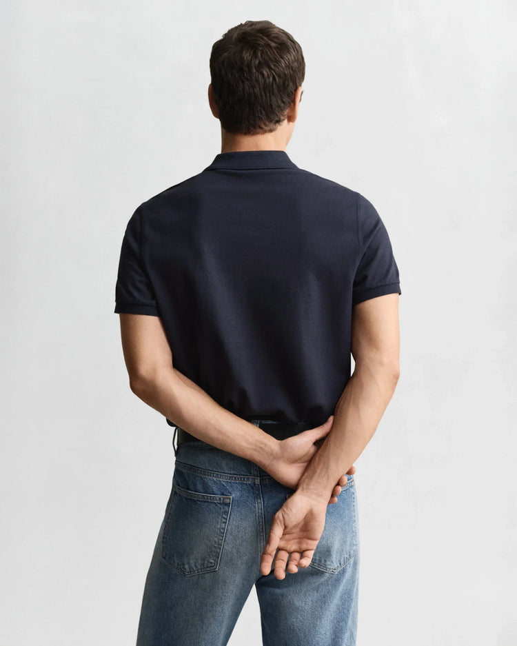 Mörkblå pikétröja herr, kortärmad, klassisk passform, ljusblå jeans