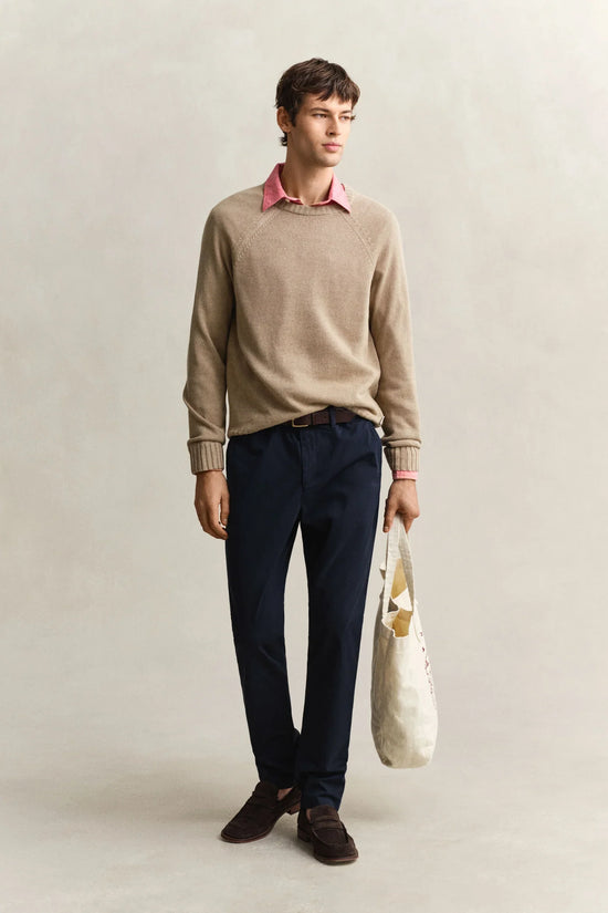 Beige ulltröja herr, rosa oxfordskjorta, marinblå byxor, bruna loafers