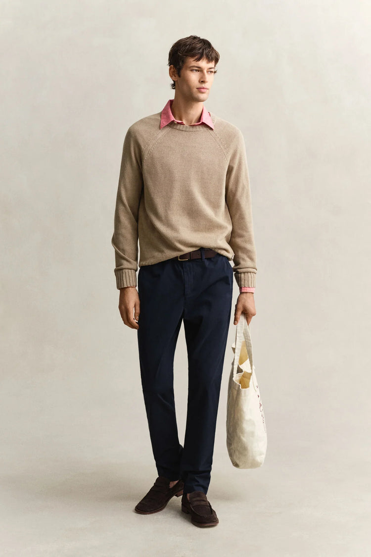 Beige ulltröja herr, rosa oxfordskjorta, marinblå byxor, bruna loafers