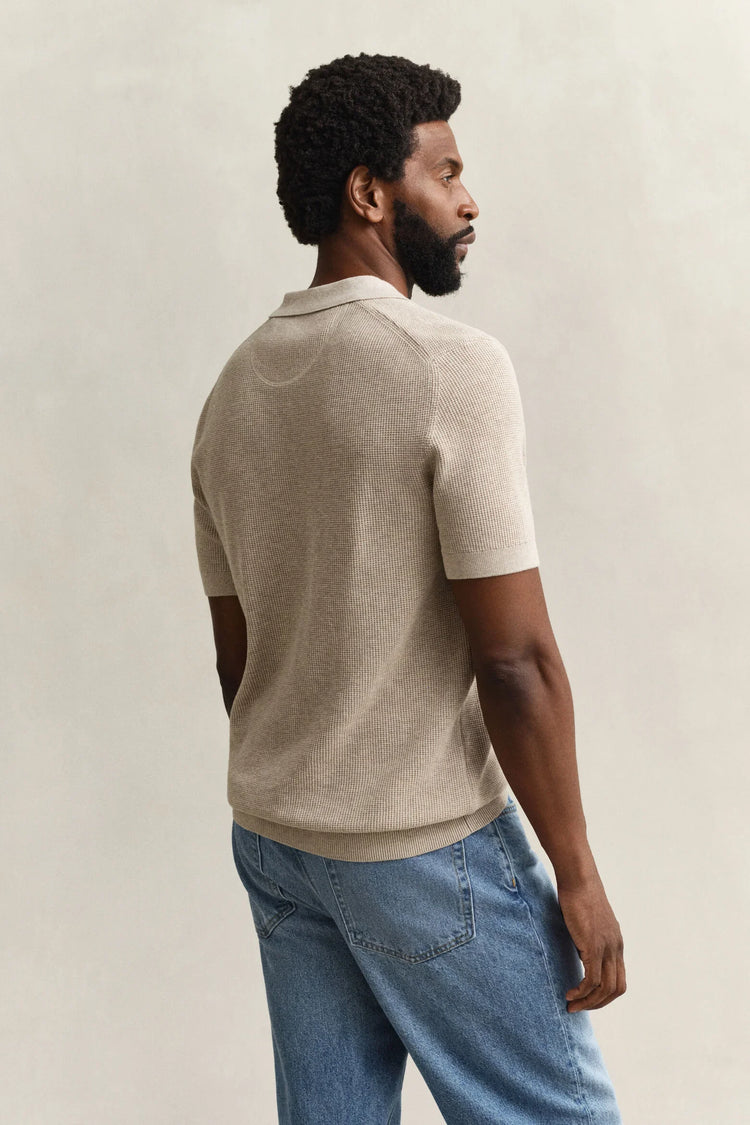 Beige stickad pikétröja herr, kort ärm, ljusblå jeans