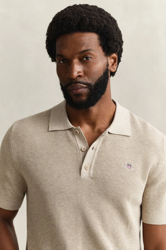 Gant beige stickad pikétröja herr med broderad logotyp
