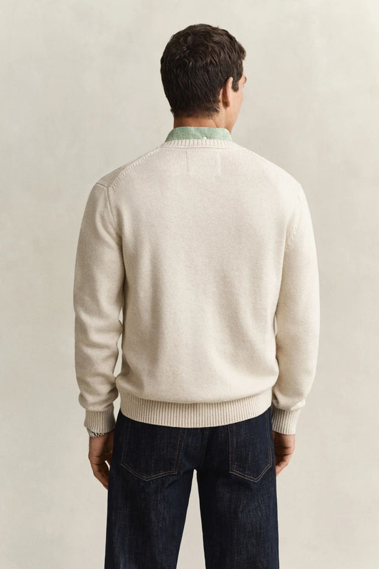 Beige stickad herrtröja i bomull, klassisk rak passform