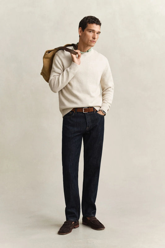 Beige stickad tröja herr, mörkblå jeans, bruna mockaskor