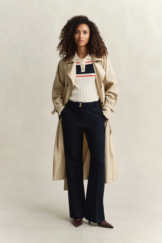 Beige trenchcoat, vit stickad tröja med ränder, marinblå kostymbyxor dam