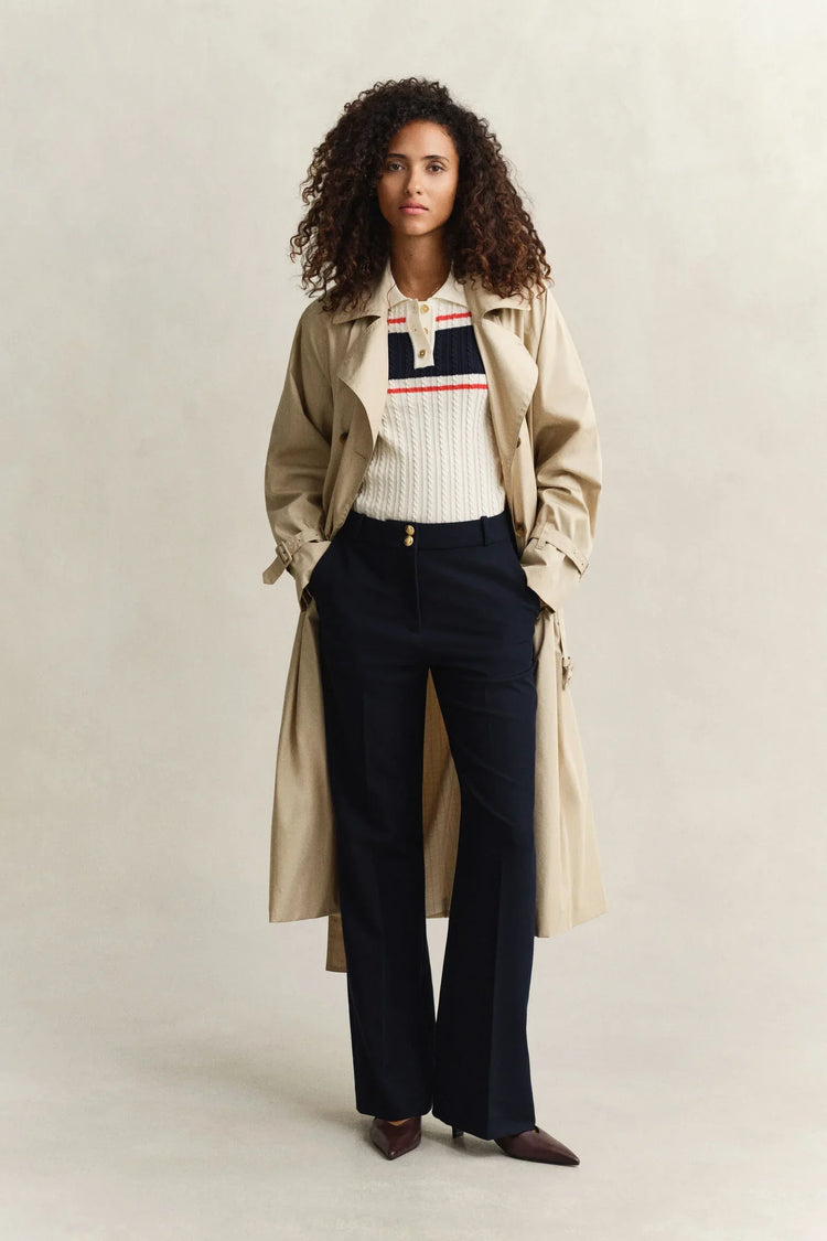 Beige trenchcoat, vit stickad tröja med ränder, marinblå kostymbyxor dam