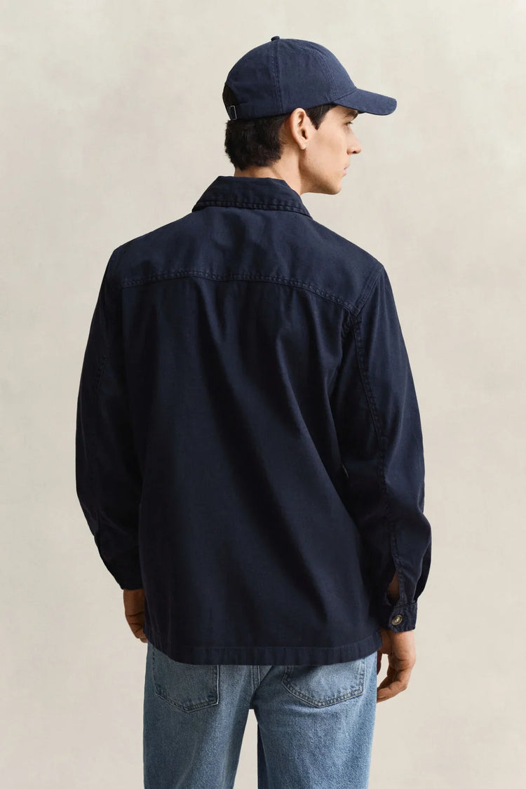 Marinblå overshirt herr, ljusblå jeans och marinblå keps