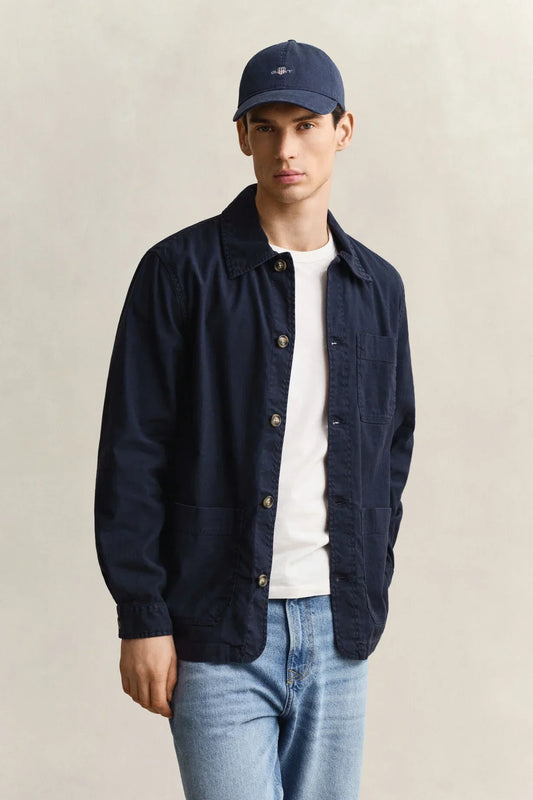 Gant marinblå skjorta herr, vit t-shirt, ljusa jeans, blå keps