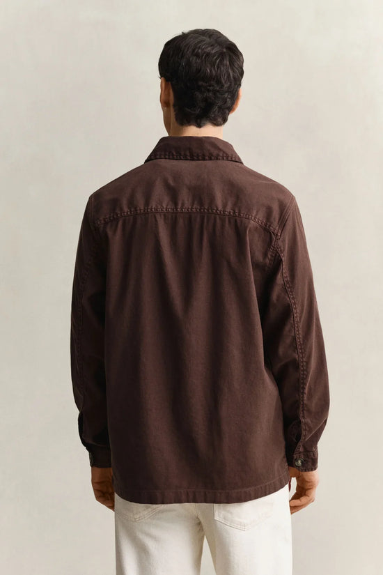 brun overshirt herr, långärmad skjorta, klassisk stil, vit byxa