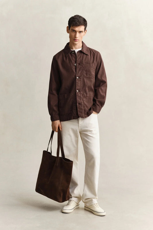 Brun overshirt herr, vita jeans, mörkbrun mockaväska, vita sneakers