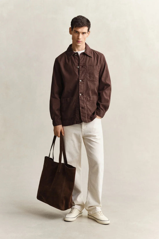 Brun overshirt herr, vita jeans, mörkbrun mockaväska, vita sneakers