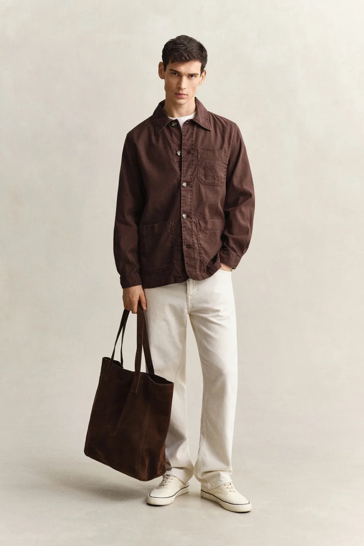 Brun overshirt herr, vita jeans, mörkbrun mockaväska, vita sneakers