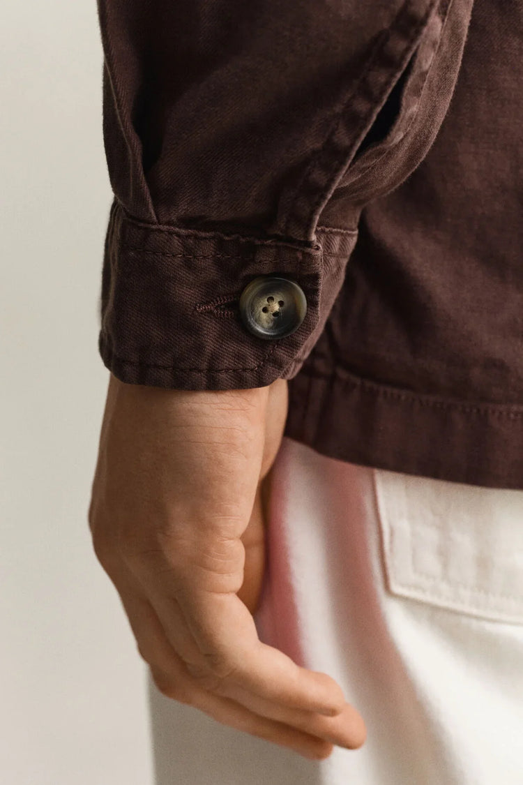 Brun overshirt herr med knapp, vit byxa